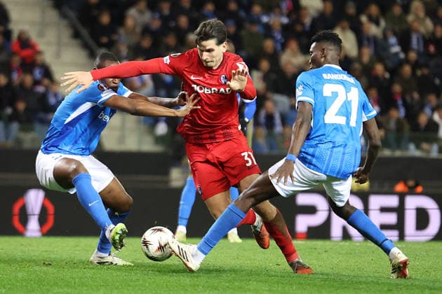 12.03.2026, xrekx, Fussball UEFA Europa League, KRC Genk - SC Freiburg v.l. Mujaid Sadick (KRC Genk) Igor Matanovic (SC Freiburg) Ibrahima Sory Bangoura (KRC Genk) Zweikampf, Aktion, action, battle for the ball (DFL DFB REGULATIONS PROHIBIT ANY USE OF PHOTOGRAPHS as IMAGE SEQUENCES and or QUASI-VIDEO) Genk