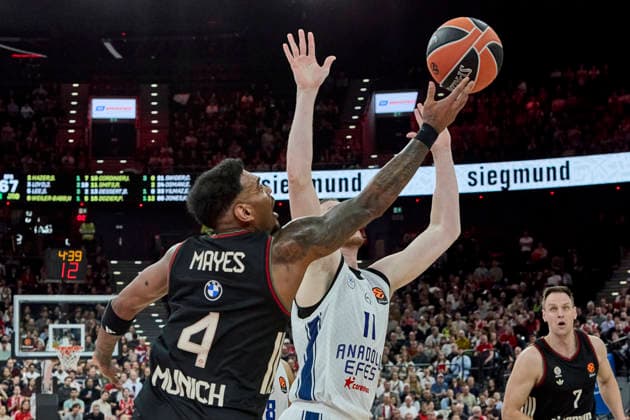 Turkish Airlines EuroLeague Basketball, FC Bayern Munich Basketball vs Anadolu Efes Istanbul, München FC Bayern Basketball, Munich FC Bayern Basketball, Istanbul Anadolu Efes, 2026-03-12 in München (SAP Garden) RATHAN-MAYES Xavier (FC Bayern Munich Guard (G) Nr4-BAY4), SMITS Rolands (Anadolu Efes Istanbul Forward (F) Nr11-EFS11) sportworld München SAP Garden Bayern Deutschland