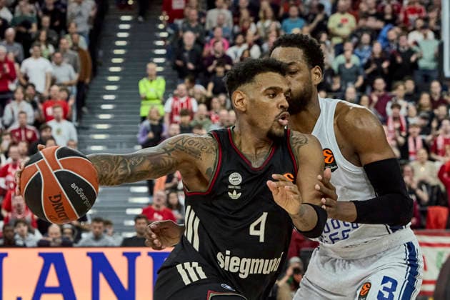 Turkish Airlines EuroLeague Basketball, FC Bayern Munich Basketball vs Anadolu Efes Istanbul, München FC Bayern Basketball, Munich FC Bayern Basketball, Istanbul Anadolu Efes, 2026-03-12 in München (SAP Garden) RATHAN-MAYES Xavier (FC Bayern Munich Guard (G) Nr4-BAY4), LOYD Jordan (Anadolu Efes Istanbul Guard (G) Nr3-EFS3) sportworld München SAP Garden Bayern Deutschland