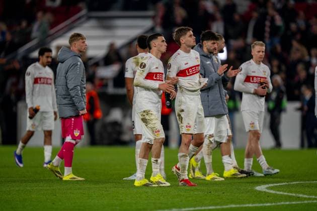 Bilal El Khannouss (VfB Stuttgart, 11) und Ramon Hendriks (VfB Stuttgart, 03) schauen entaeuscht in die Fankurve, VfB Stuttgart vs. FC Porto, Fussball, Europa League, Achtelfinale, Hinspiel, 12.03.2026 Stuttgart Baden-Wuerttemberg Deutschland