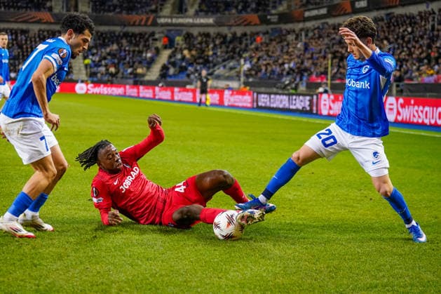 Belgien: Fussball Europa League 2025 - 2026, Achtelfinale - KRC Genk vs SC Freiburg - Cegeka Arena (Genk): Johan Manzambi (SC Freiburg, 44) Konstantinos Karetsas (KRC Genk, 20) Jarne Steuckers (KRC Genk, 7) Copyright: xJOERANxSTEINSIEKx