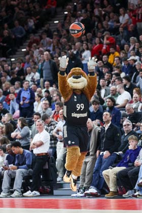 Maskottchen Ben mit Ball beim Wurf, GER, FC Bayern Basketball vs. Anadolu Efes Istanbul, Basketball, Euroleague, 31. Spieltag, Saison 2025 2026, 12.03.2026, GER, FC Bayern Basketball vs. Anadolu Efes Istanbul, Basketball, Euroleague, 31. Spieltag, Saison 2025 2026, 12.03.2026 Muenchen Copyright: xEibner-Pressefoto JennixMaulx EP_JML