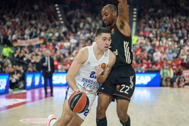 Cole Swider (Anadolu Efes Istanbul, 21) mit Isiaha Mike (FC Bayern Basketball, 22), GER, FC Bayern Basketball vs. Anadolu Efes Istanbul, Basketball, Euroleague, 31. Spieltag, Saison 2025 2026, 12.03.2026, GER, FC Bayern Basketball vs. Anadolu Efes Istanbul, Basketball, Euroleague, 31. Spieltag, Saison 2025 2026, 12.03.2026 Muenchen Copyright: xEibner-Pressefoto JennixMaulx EP_JML