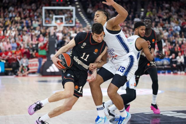 Vladimir Lucic (FC Bayern Basketball, 11) mit Brice Dessert (Anadolu Efes Istanbul, 13), GER, FC Bayern Basketball vs. Anadolu Efes Istanbul, Basketball, Euroleague, 31. Spieltag, Saison 2025 2026, 12.03.2026, GER, FC Bayern Basketball vs. Anadolu Efes Istanbul, Basketball, Euroleague, 31. Spieltag, Saison 2025 2026, 12.03.2026 Muenchen Copyright: xEibner-Pressefoto JennixMaulx EP_JML