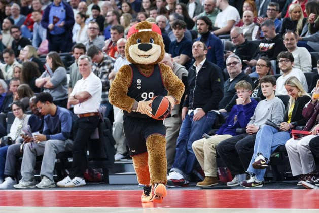 Maskottchen Ben mit Ball beim Wurf, GER, FC Bayern Basketball vs. Anadolu Efes Istanbul, Basketball, Euroleague, 31. Spieltag, Saison 2025 2026, 12.03.2026, GER, FC Bayern Basketball vs. Anadolu Efes Istanbul, Basketball, Euroleague, 31. Spieltag, Saison 2025 2026, 12.03.2026 Muenchen Copyright: xEibner-Pressefoto JennixMaulx EP_JML