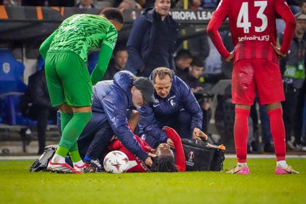 Belgien: Fussball Europa League 2025 - 2026, Achtelfinale - KRC Genk vs SC Freiburg - Cegeka Arena (Genk): Johan Manzambi (SC Freiburg, 44) verletzt am Boden Copyright: xJOERANxSTEINSIEKx
