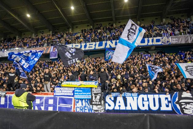 Belgien: Fussball Europa League 2025 - 2026, Achtelfinale - KRC Genk vs SC Freiburg - Cegeka Arena (Genk): Freude, Emotionen, Jubel nach dem 1:0 Heimsieg bei Fans und Mannschaft, Spieler, Team Copyright: xJOERANxSTEINSIEKx