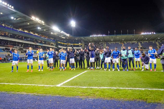 Belgien: Fussball Europa League 2025 - 2026, Achtelfinale - KRC Genk vs SC Freiburg - Cegeka Arena (Genk): Freude, Emotionen, Jubel nach dem 1:0 Heimsieg bei Fans und Mannschaft, Spieler, Team - Sportstätte, Totale, innen Innenansicht Copyright: xJOERANxSTEINSIEKx