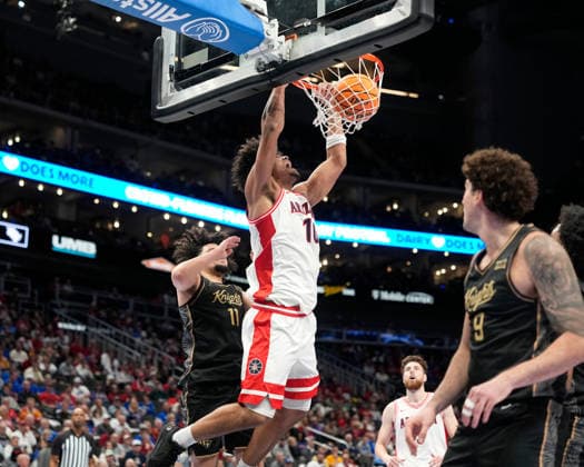 MAR 12 2026: Arizona Wildcats forward Koa Peat (10) slam dunks against UCF Knights guard Carmelo Pacheco (11) in the Big 12 Championship Tournament at T-Mobile center, Kansas City, Missouri. CSM. Kansas City United States - ZUMAc04_ 20260312_zma_c04_105 Copyright: xJonxRobichaudx