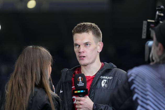 Matthias Ginter (SC Freiburg, 28) bei Jana Wosnitza (RTL) , Belgien, Fussball, UEFA Europa League, Achtelfinale Hinspiel, 2025 2026, KRC Genk vs. SC Freiburg, 12.03.2026, KRC Genk Arena, Cegeka Arena, Genk, Belgien Genk KRC Genk Arena, Cegeka Arena Limburg Belgien Copyright: xArnexAmbergx
