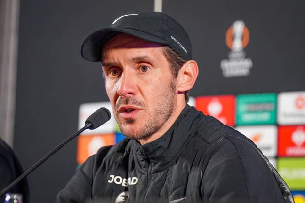 Belgien: Fussball Europa League 2025 - 2026, Achtelfinale - KRC Genk vs SC Freiburg - Cegeka Arena (Genk): Julian Schuster (SC Freiburg, Trainer) Pressekonferenz, Medien Copyright: xJOERANxSTEINSIEKx