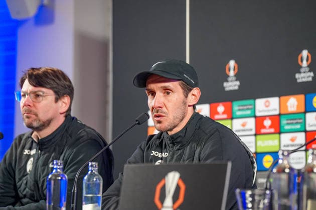 Belgien: Fussball Europa League 2025 - 2026, Achtelfinale - KRC Genk vs SC Freiburg - Cegeka Arena (Genk): Julian Schuster (SC Freiburg, Trainer) Pressekonferenz, Medien Copyright: xJOERANxSTEINSIEKx