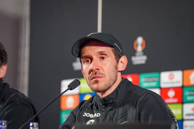 Belgien: Fussball Europa League 2025 - 2026, Achtelfinale - KRC Genk vs SC Freiburg - Cegeka Arena (Genk): Julian Schuster (SC Freiburg, Trainer) Pressekonferenz, Medien Copyright: xJOERANxSTEINSIEKx