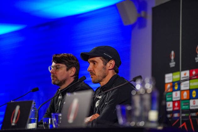 Belgien: Fussball Europa League 2025 - 2026, Achtelfinale - KRC Genk vs SC Freiburg - Cegeka Arena (Genk): Julian Schuster (SC Freiburg, Trainer) Pressekonferenz, Medien Copyright: xJOERANxSTEINSIEKx