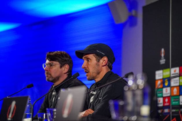 Belgien: Fussball Europa League 2025 - 2026, Achtelfinale - KRC Genk vs SC Freiburg - Cegeka Arena (Genk): Julian Schuster (SC Freiburg, Trainer) Pressekonferenz, Medien Copyright: xJOERANxSTEINSIEKx