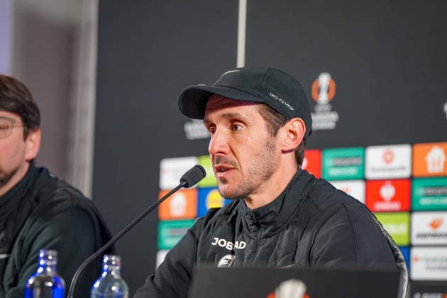 Belgien: Fussball Europa League 2025 - 2026, Achtelfinale - KRC Genk vs SC Freiburg - Cegeka Arena (Genk): Julian Schuster (SC Freiburg, Trainer) Pressekonferenz, Medien Copyright: xJOERANxSTEINSIEKx