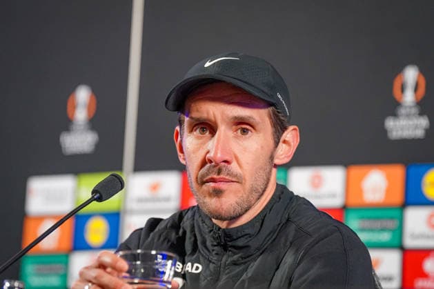 Belgien: Fussball Europa League 2025 - 2026, Achtelfinale - KRC Genk vs SC Freiburg - Cegeka Arena (Genk): Julian Schuster (SC Freiburg, Trainer) Pressekonferenz, Medien Copyright: xJOERANxSTEINSIEKx