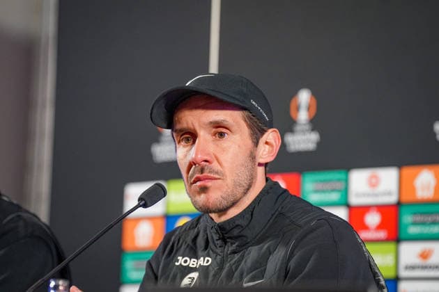 Belgien: Fussball Europa League 2025 - 2026, Achtelfinale - KRC Genk vs SC Freiburg - Cegeka Arena (Genk): Julian Schuster (SC Freiburg, Trainer) Pressekonferenz, Medien Copyright: xJOERANxSTEINSIEKx