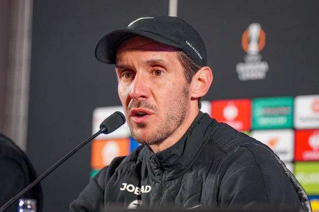 Belgien: Fussball Europa League 2025 - 2026, Achtelfinale - KRC Genk vs SC Freiburg - Cegeka Arena (Genk): Julian Schuster (SC Freiburg, Trainer) Pressekonferenz, Medien Copyright: xJOERANxSTEINSIEKx