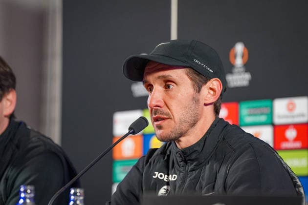 Belgien: Fussball Europa League 2025 - 2026, Achtelfinale - KRC Genk vs SC Freiburg - Cegeka Arena (Genk): Julian Schuster (SC Freiburg, Trainer) Pressekonferenz, Medien Copyright: xJOERANxSTEINSIEKx