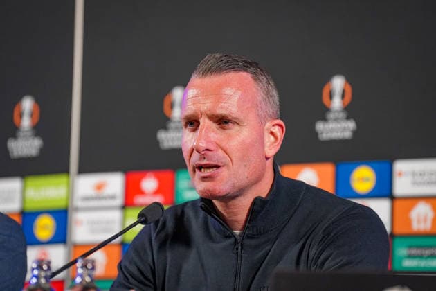 Belgien: Fussball Europa League 2025 - 2026, Achtelfinale - KRC Genk vs SC Freiburg - Cegeka Arena (Genk): Nicky Hayen (Trainer, KRC Genk) Pressekonferenz, Medien Copyright: xJOERANxSTEINSIEKx