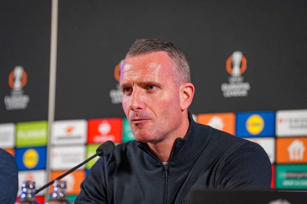 Belgien: Fussball Europa League 2025 - 2026, Achtelfinale - KRC Genk vs SC Freiburg - Cegeka Arena (Genk): Nicky Hayen (Trainer, KRC Genk) Pressekonferenz, Medien Copyright: xJOERANxSTEINSIEKx