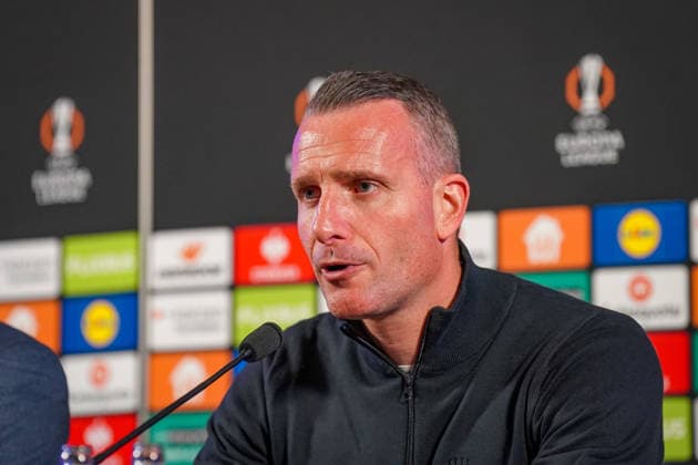 Belgien: Fussball Europa League 2025 - 2026, Achtelfinale - KRC Genk vs SC Freiburg - Cegeka Arena (Genk): Nicky Hayen (Trainer, KRC Genk) Pressekonferenz, Medien Copyright: xJOERANxSTEINSIEKx
