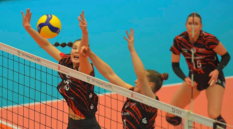 12.3.2026, Dresdens Florentine Rosemann und Dresdens Lorena Lorber Fijok blocken erfolgreich beim Blocken, Volleyball, CEV-Cup, Halbfinale, Dresdner SC - Reale Mutua Fenera Chieri, (c) Dresden