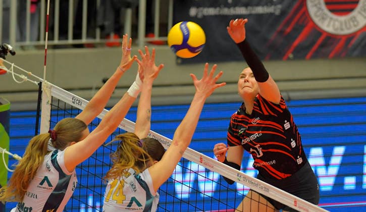 12.3.2026, Dresdens Marta Levinska schmettert gegen Chieris Anastasia Cekulaev und Stella Nervini, Volleyball, CEV-Cup, Halbfinale, Dresdner SC - Reale Mutua Fenera Chieri, (c) Dresden
