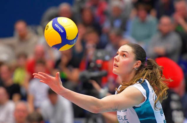 12.3.2026, Chieris Laura Künzler beim Aufschlag, Volleyball, CEV-Cup, Halbfinale, Dresdner SC - Reale Mutua Fenera Chieri, (c) Dresden