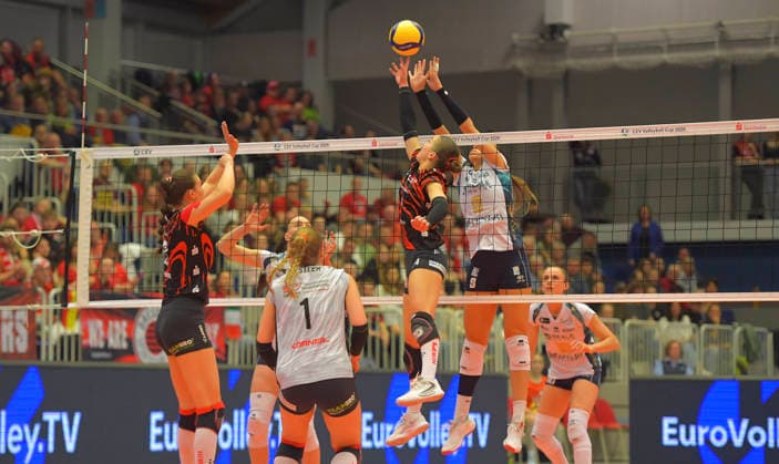 12.3.2026, Dresdens Emma Grome und dahinter Chieris Sara Alberti am Netz, Volleyball, CEV-Cup, Halbfinale, Dresdner SC - Reale Mutua Fenera Chieri, (c) Dresden