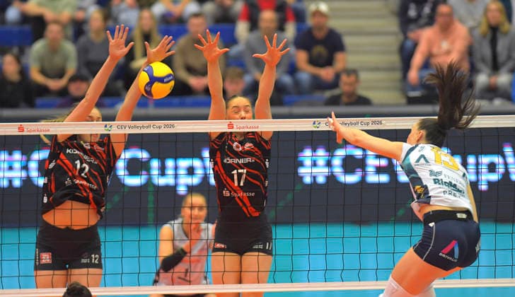 12.3.2026, Chieris Anett Nemeth schmettert gegen Dresdens Mette Pfeffer und Dresdens Lorena Lorber Fijok, Volleyball, CEV-Cup, Halbfinale, Dresdner SC - Reale Mutua Fenera Chieri, (c) Dresden