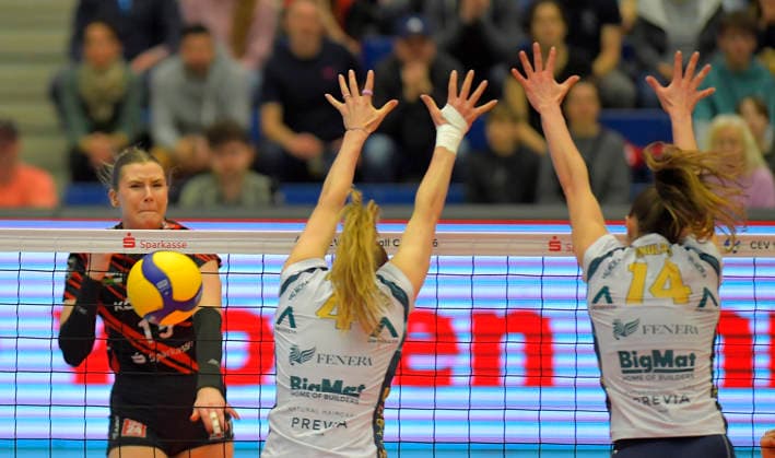 12.3.2026, Dresdens Marta Levinska erfolgreich gegen Chieris Laura Künzler und Anastasia Ceculaev, Volleyball, CEV-Cup, Halbfinale, Dresdner SC - Reale Mutua Fenera Chieri, (c) Dresden