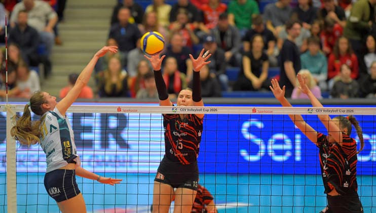 12.3.2026, Dresdens Marta Levinska und Dresdens Lorena Lorber Fijok blocken, Volleyball, CEV-Cup, Halbfinale, Dresdner SC - Reale Mutua Fenera Chieri, (c) Dresden
