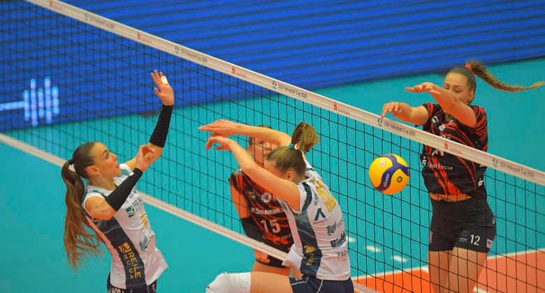 12.3.2026, Dresdens Mette Pfeffer trickst die Chierier Abwehr aus und macht einen Punkt, Volleyball, CEV-Cup, Halbfinale, Dresdner SC - Reale Mutua Fenera Chieri, (c) Dresden