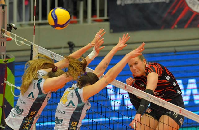 12.3.2026, Dresdens Marta Levinska erfolgreich gegen Chieris Laura Künzler und Anastasia Ceculaev, Volleyball, CEV-Cup, Halbfinale, Dresdner SC - Reale Mutua Fenera Chieri, (c) Dresden