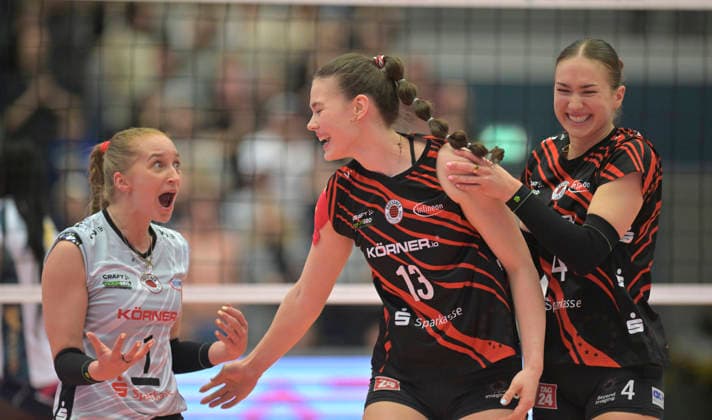 12.3.2026, Dresdens Florentine Rosemann, Mitte, jubelt mit Dresdens Patricia Nestler und Dresdens Emma Grome, Volleyball, CEV-Cup, Halbfinale, Dresdner SC - Reale Mutua Fenera Chieri, (c) Dresden