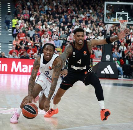 von links S. LEE (Istanbul), Xavier RATHAN-MAYES (Muenchen), Basketball, Euro League 2025 26, FC Bayern München Basketball vs Anadolu Efes Istanbul, 12.03.26 06.02.25, SAP Garden, Muenchen, Copyright: WolfgangxFehrmann