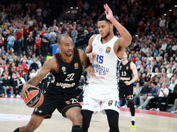 von links Isiaha MIKE (Muenchen), P.J. DOZIER (Istanbul), Basketball, Euro League 2025 26, FC Bayern München Basketball vs Anadolu Efes Istanbul, 12.03.26 06.02.25, SAP Garden, Muenchen, Copyright: WolfgangxFehrmann