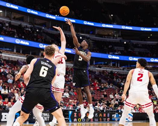 Basketball, NCAA, Wisconsin Badgers - Washington Huskies March 12, 2026, Chicago, Illinois, USA: Washington basketball player ZOOM DIALLO shoots a floater in the third round game against Wisconsin during the 2026 TIAA Big Ten Men s Basketball Tournament at the United Center. 2026 TIAA Big Ten Men s Basketball Tournament: Wisconsin 85: Washington: 82  - ZUMAw173 20260312_zsp_w173_007 Copyright: xLukexWelshx