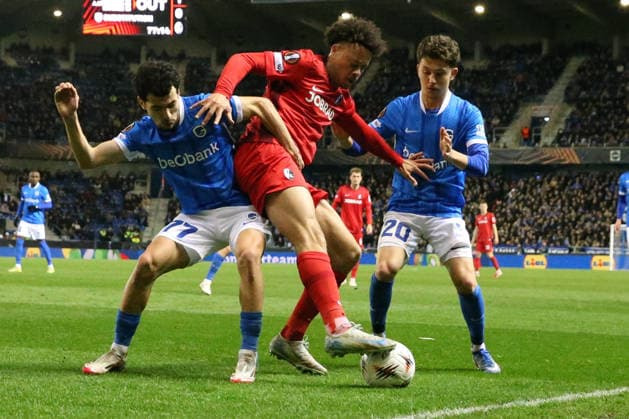 12.03.2026, xrekx, Fussball UEFA Europa League, KRC Genk - SC Freiburg v.l. Zakaria El Ouahdi (KRC Genk) Derry Scherhant (SC Freiburg) Konstantinos Karetsas (KRC Genk) Zweikampf, Aktion, action, battle for the ball (DFL DFB REGULATIONS PROHIBIT ANY USE OF PHOTOGRAPHS as IMAGE SEQUENCES and or QUASI-VIDEO) Genk