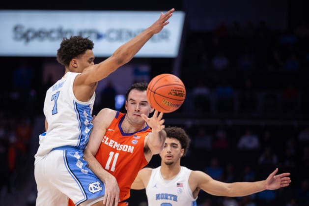ACC Mens Basketball Championship: Clemson Vs UNC Mar 12 March 13, 2026: Clemson Tigers forward Nick Davidson (11) passes the ball away from North Carolina Tar Heels guard Seth Trimble (7) during the second half of the 2026 ACC Men s Basketball Championship at Spectrum Center in Charlotte, NC. (Scott Kinser CSM) (Credit Image: Â Scott Kinser Cal Media) Charlotte Nc United States EDITORIAL USE ONLY Copyright: xx ZUMA-20260312_zma_c04_267.jpg ScottxKinserx csmphotothree479871