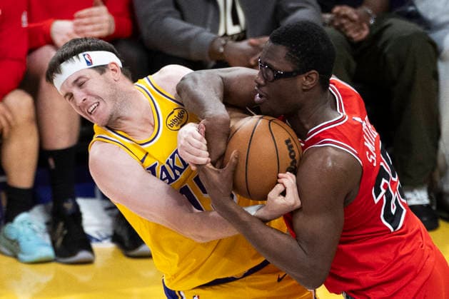 March 12, 2026, Los Angeles, California, USA: Los Angeles LakersÃ¢â‚¬â ¢ Austin Reaves (15) and Chicago BullsÃ¢â‚¬â ¢ Jalen Smith (25) vie for the ball during an NBA, Basketball Herren, USA basketball game at Crypto.com Arena on Thursday, March 12, 2026 in Los Angeles. Los Angeles USA - ZUMAc68_ 20260312_zaf_c68_052 Copyright: xRingoxChiux