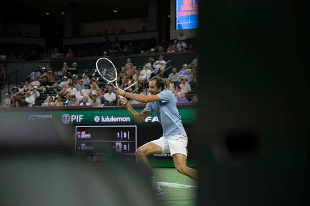 March 12, 2026, Indian Wells, California, USA: DANIIL MEDVEDEV of Russia hits a backhand against Jack Draper of Great Britain during their quarterfinal match at the BNP Paribas Open at Indian Wells Tennis Garden on March 12, 2026 in Indian Wells, CA. Indian Wells USA - ZUMAl140 20260312_aap_l140_056 Copyright: xShelleyxLiptonx