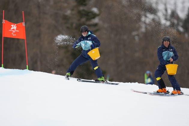 CORTINA, ITALIEN 20260313 Funktionärer saltar mellan aken under fredagens storslalom herrar (staende & sittande) i Paralympics i Tofane Alpine Skiiing Center, Cortina. *** Bilden ingar i SPORTPAKET. För övriga BETALBILD *** CORTINA ITALIEN x9200x *** CORTINA, ITALY 20260313 Officials salt between the sheets during Fridays giant slalom men standing seated in the Paralympics in Tofane Alpine Skiing Center, Cortina Picture in SPORT PACKAGE For others PAY PICTURE CORTINA ITALY x9200x  Copyright: xBjörnxLarssonxRosvall TTx PARALYMPICS 2026 STORSLALOM