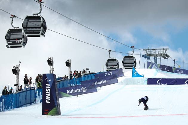 ITALY, CORTINA D AMPEZZO - MARCH 13, 2026: Zach Miller of the United States competes in the men s banked slalom SB-LL2 final during the 2026 Winter Paralympic Games at the Tofane Alpine Skiing Centre. Mikhail Tereshchenko TASS  89964812