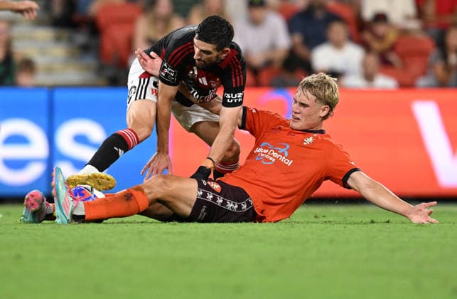 ALEAGUE ROAR WANDERERS, Sam Klein of the Roar and Steven Ugarkovic (top) of the Wanderers compete for the ball during the A-League Men Round 21 match between Brisbane Roar and Western Sydney Wanderers at Suncorp Stadium in Brisbane, Queensland, Friday, March 13, 2026. ( NO ARCHIVING, EDITORIAL USE ONLY Brisbane Queensland Australia  Copyright: xDarrenxEnglandx 20260313120116218553