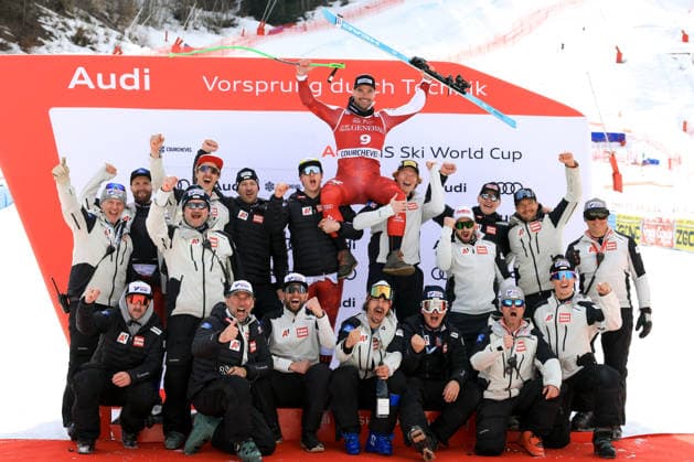 ALPINE SKIING - FIS WC Courchevel COURCHEVEL,FRANCE,13.MAR.26 - ALPINE SKIING - FIS World Cup, downhill, men. Image shows the rejoicing of Vincent Kriechmayr (AUT) with his team.  GEPAxpictures xMarioxBuehner-Weinrauch