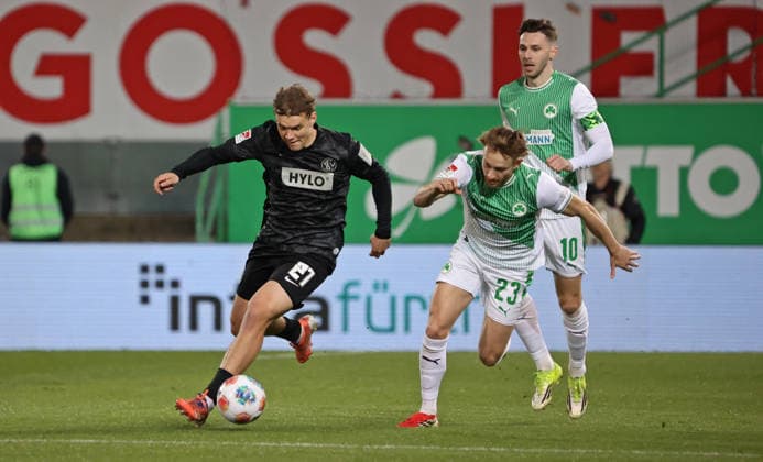 13.03.2026, Fussball, Herren, 2. Bundesliga, Saison 2025 2026, SpVgg Greuther Fürth - SV 07 Elversberg, Lasse Günther (SV 07 Elversberg) Jannik Dehm (SpVgg Greuther Fürth) Fürth Sportpark Ronhof Thomas Sommer Bayern Deutschland (DEU)