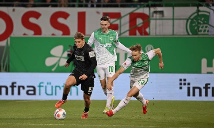 13.03.2026, Fussball, Herren, 2. Bundesliga, Saison 2025 2026, SpVgg Greuther Fürth - SV 07 Elversberg, Lasse Günther (SV 07 Elversberg) Branimir Hrgota (SpVgg Greuther Fürth) Jannik Dehm (SpVgg Greuther Fürth) Fürth Sportpark Ronhof Thomas Sommer Bayern Deutschland (DEU)